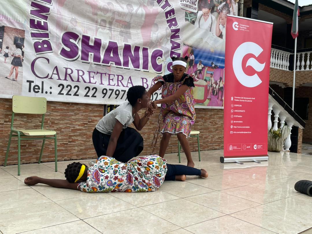 La obra ganadora del Fetes 2024, "Mi Dilema" del colegio San Ramón ha sido representada en el Internado Shanic de Basilé bubi por el Centro Cultural de España en Malabo en colaboración con el grupo teatral @ctb_bocamandja.
<a href="/AECID_es/">AECID</a> <a href="/CooperacionESP/">Cooperación Española</a> <a href="/grupo16novenos/">Grupo 16 Novenos</a> <a href="/AhoraEg/">AHORAEG</a>