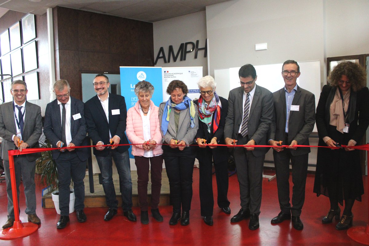 acgrenoble's tweet photo. L'@acgrenoble, l'@UGrenobleAlpes et plus de 50 partenaires mobilisés pour inaugurer le Campus des Métiers et Qualifications Santé Tout au Long de la Vie (#STLV), labellisé Campus d’#excellence et promouvoir ces #formations et #métiers #essentiels. https://t.co/77rXLceQz1