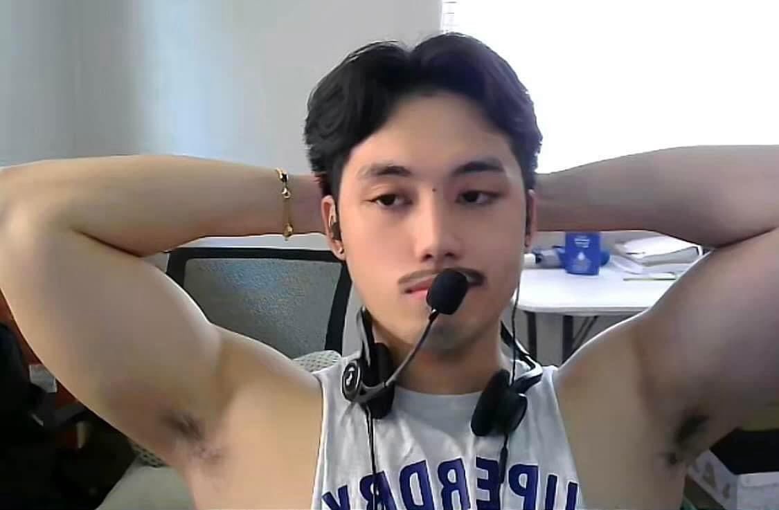 dailyhotdudes's tweet photo. Guns out! 💪 https://t.co/ZrSrSJNAEq