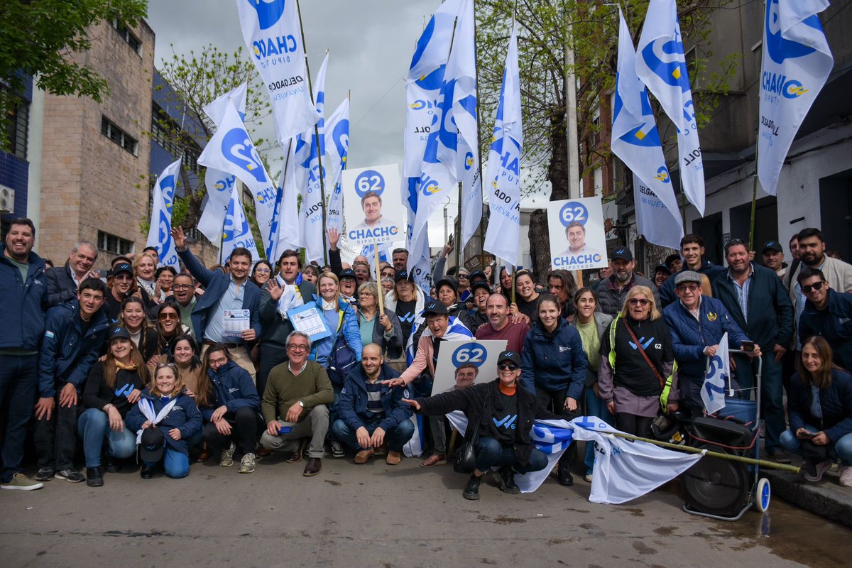Juventud_62's tweet photo. Junto al gran equipo de la @amo_62florida presentamos nuestra lista, la 62!
@alvarodelgadouy Presidente
@alvaro_chacho Diputado! https://t.co/iWL6oAU4nM