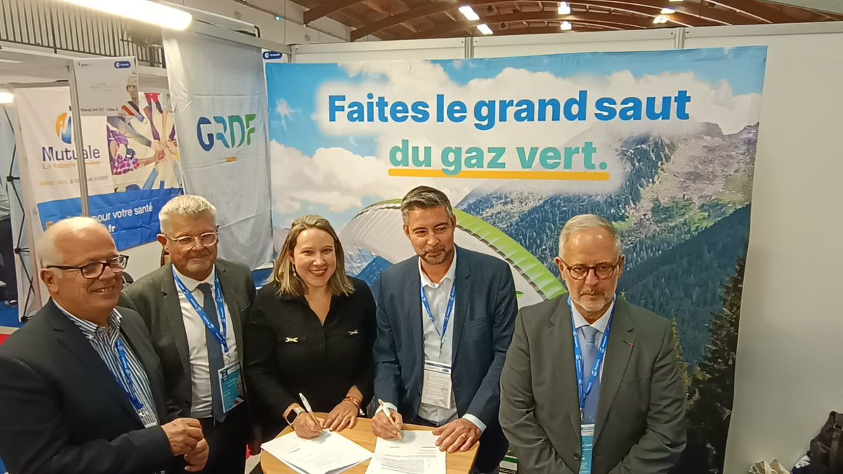 dav_pinheiro's tweet photo. Vendredi 27 septembre s'est tenue la 6éme édition du Salon des Maires, des Présidents de Communautés et des Décideurs Publics de @Allierdpt
#AMF03  #Salondesmaires #Economielocal #Transitionénergétique 
#Gazvert #Décarbonation https://t.co/c9z0lK5Twq