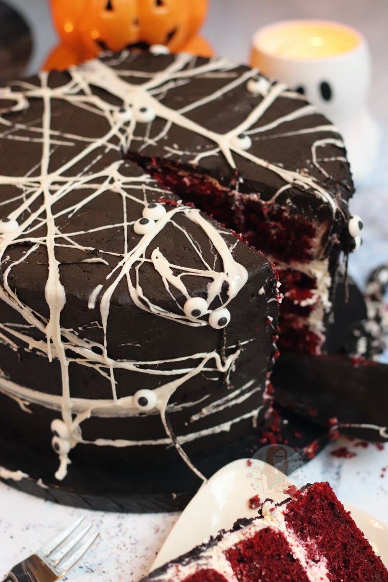 janespatisserie's tweet photo. Spooky Spider Web Cake 🕷️🕸️ Recipe - https://t.co/vKpIIhUFf3 https://t.co/pN4Gl5SSPU