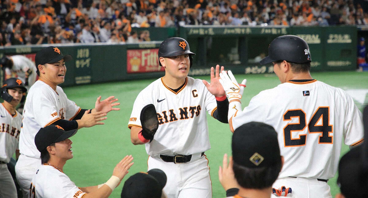 livedoornews's tweet image. 【連勝】巨人4年ぶりVに王手！ あす28日にも阿部監督胴上げへ 岡本和が通算1000安打
news.livedoor.com/article/detail…

巨人は中日との息詰まる一戦を勝ち切って2連勝。4年ぶり優勝に向けたマジックを1つ減らして2とし、2020年以来4年ぶりとなるセ・リーグ優勝に王手をかけた。