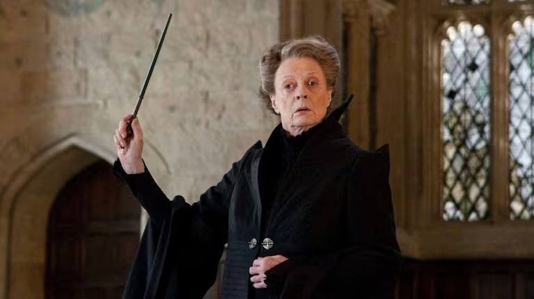 alemaciasblanco's tweet photo. La muerte de Maggie Smith nos deja huérfanos a los amantes de una buena interpretación. En teatro, TV y cine Maggie demostró que era una diosa de la escena, una maestra de la comedia y una excelente actriz dramática. Además, es ya un icono del cine británico. https://t.co/SI9v6KPBtH