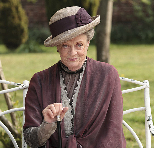 alemaciasblanco's tweet photo. La muerte de Maggie Smith nos deja huérfanos a los amantes de una buena interpretación. En teatro, TV y cine Maggie demostró que era una diosa de la escena, una maestra de la comedia y una excelente actriz dramática. Además, es ya un icono del cine británico. https://t.co/SI9v6KPBtH