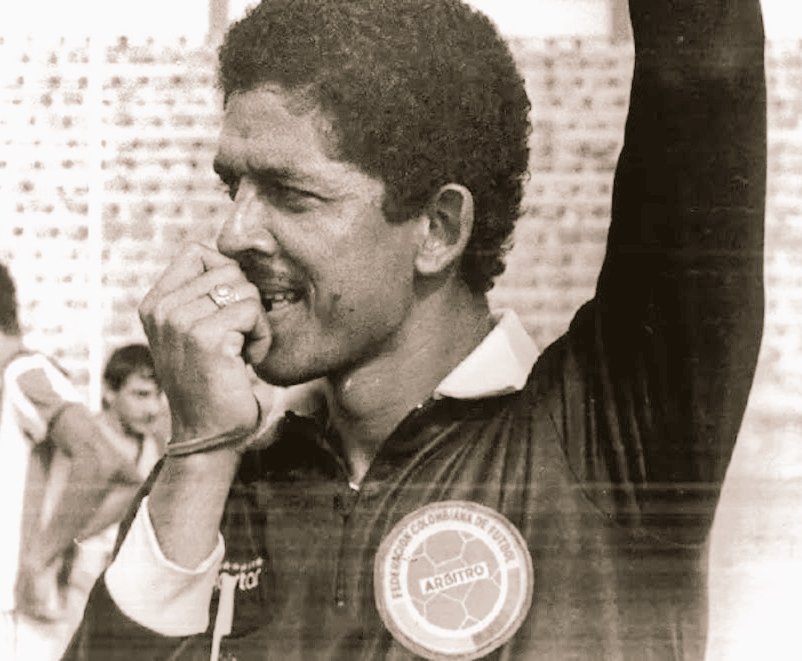Cantillista's tweet photo. "Los costeños son una plaga"
 Los paisas:
🔹Mataron un árbitro (suspenden el torneo)
🔹Mataron un jugador (por un autogol)
🔹Llenaron el FPC de Cocaína 
🔹Llenaron el FPC de Atentados y amenazas
🔹 Compraron títulos https://t.co/kcPa0VMb7z