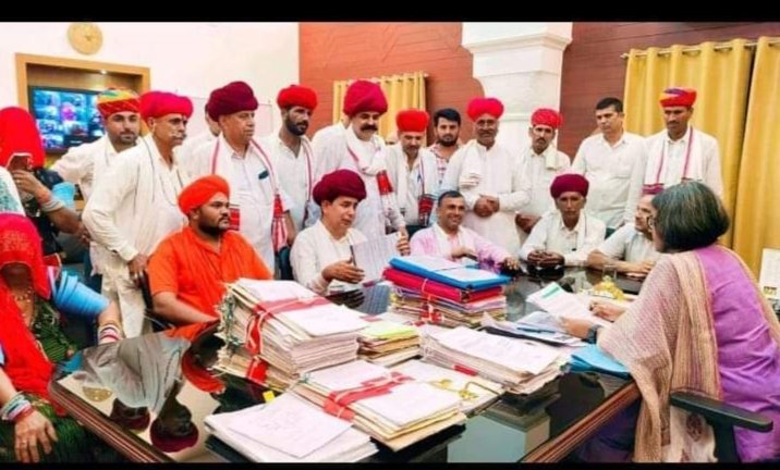 Dewasijoraram9's tweet photo. #जीत गए हम 
बधाई हो #राईका_रेबारी_देवासी समाज 

बीकानेर #जिला_कलेक्ट्रेट से समाज के #प्रबुद्धजनों की मुलाकात
 जिला कलेक्ट्रेट महोदय ने #समाज की सभी मांगों को स्वीकार कर #आदेश जारी करवाए 

#संघर्ष मे साथ देने वाले तमाम #समाज बन्धुओ का दिल की असीम गहराइयों से #आभार धन्यवाद 🙏🐪 https://t.co/GtZcgpupBL