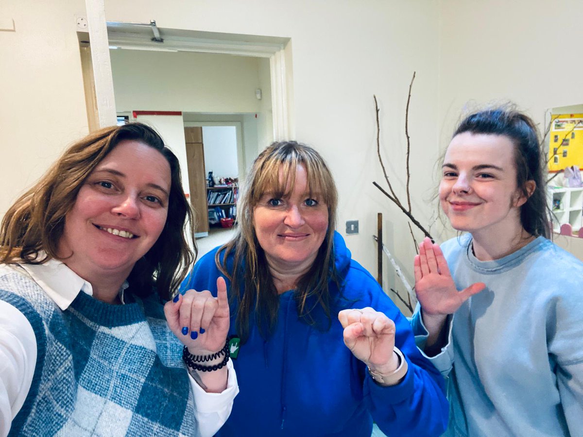 HFSchoolDeaf1's tweet photo. EI Team wearing Blue for ISL DAY
#Irishsignlanguage 💙 #ISL  #ISLAwarenessWeek
@IrishDeafSoc @WFDeaf_org 🤟🤟🤟🤟 https://t.co/6YbyPl8Xrk