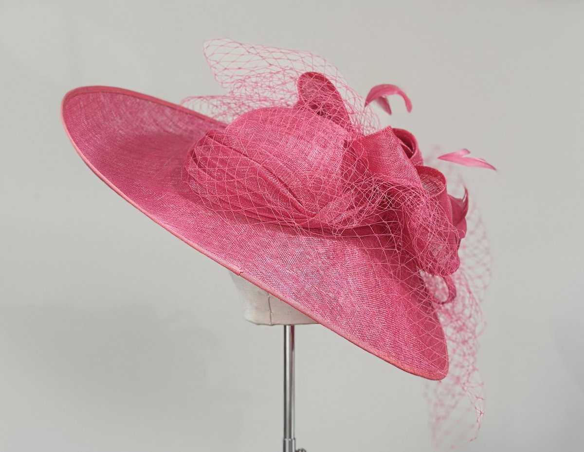 L_C_Millinery's tweet photo. Hat of the week
A rather stunning watermelon hat, large sweeping oval brim with sinamay bow & a mass of netting
love this colour
#hatoftheweek #hat #hats #hatshop #hatshopping #weddinghat #wedding #hathireshop #hathire #hirehat #hathireuk #wallingforduk #louiseclairemillinery https://t.co/8b8tDJf4f9
