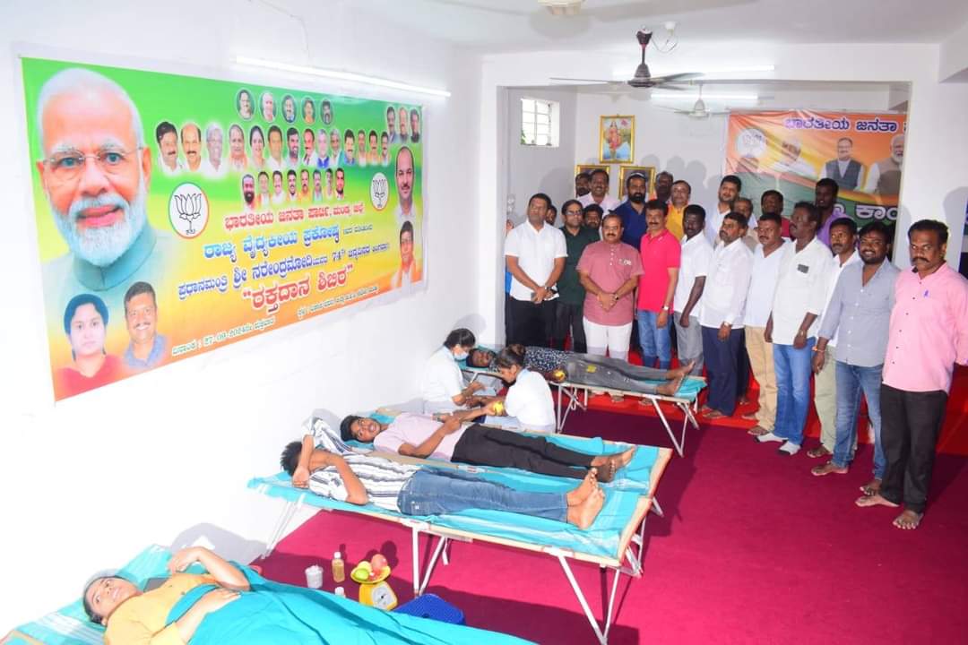 Phaneeshnv's tweet photo. ಜನಪ್ರಿಯ ಪ್ರಧಾನಿ ಶ್ರೀ ನರೇಂದ್ರ ಮೋದಿಯವರ ಜನ್ಮದಿನದ ನಿಮಿತ್ತ'ಸೇವಾ ಪಾಕ್ಷಿಕ'ದಡಿಯಲ್ಲಿ ವೈದ್ಯಕೀಯ ಪ್ರಕೋಷ್ಠ ಮಂಡ್ಯದಲ್ಲಿ ಆಯೋಜಿಸಿದ್ದ "ರಕ್ತದಾನ ಶಿಬಿರ" ವನ್ನು ಉದ್ಘಾಟಿಸಿ, ಭಾಗವಹಿಸಿದ ಸಂದರ್ಭ
ರಾಜ್ಯ ಸಹ ಸಂಚಾಲಕರಾದ ಡಾ. ಸದಾನಂದ್, ಮುಖಂಡರಾದ ಅಶೋಕ್ ಜಯರಾಂ, ವಿವೇಕ್, ಆನಂದ್ ಉಪಸ್ಥಿತರಿದ್ದರು
#Narendra_Modi
#MedicalCell https://t.co/2JxZrh2j9m