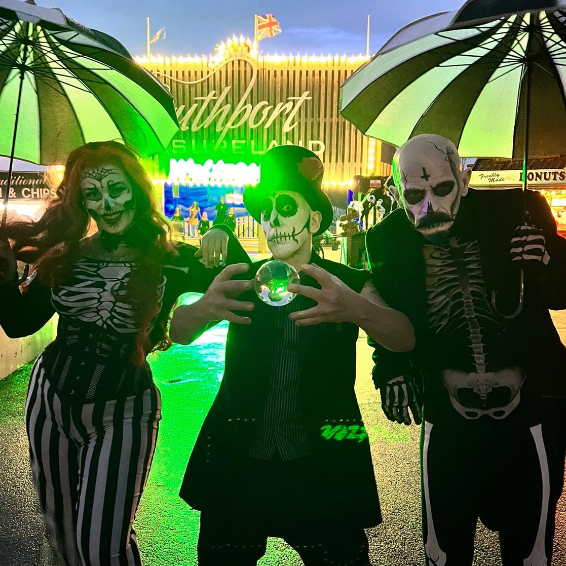 At our 🇲🇽💀🌹 𝕸𝖊𝖝𝖎𝖈𝖆𝖓 𝕱𝖊𝖘𝖙𝖎𝖛𝖆𝖑 🌹💀🇲🇽 prepared to be mesmerised by the extraordinary talents of Baldini Bojangles &amp; Bella Skeleton.

With thrilling acts like Knife Juggling, a Chainsaw performance, &amp; much more! 🔥