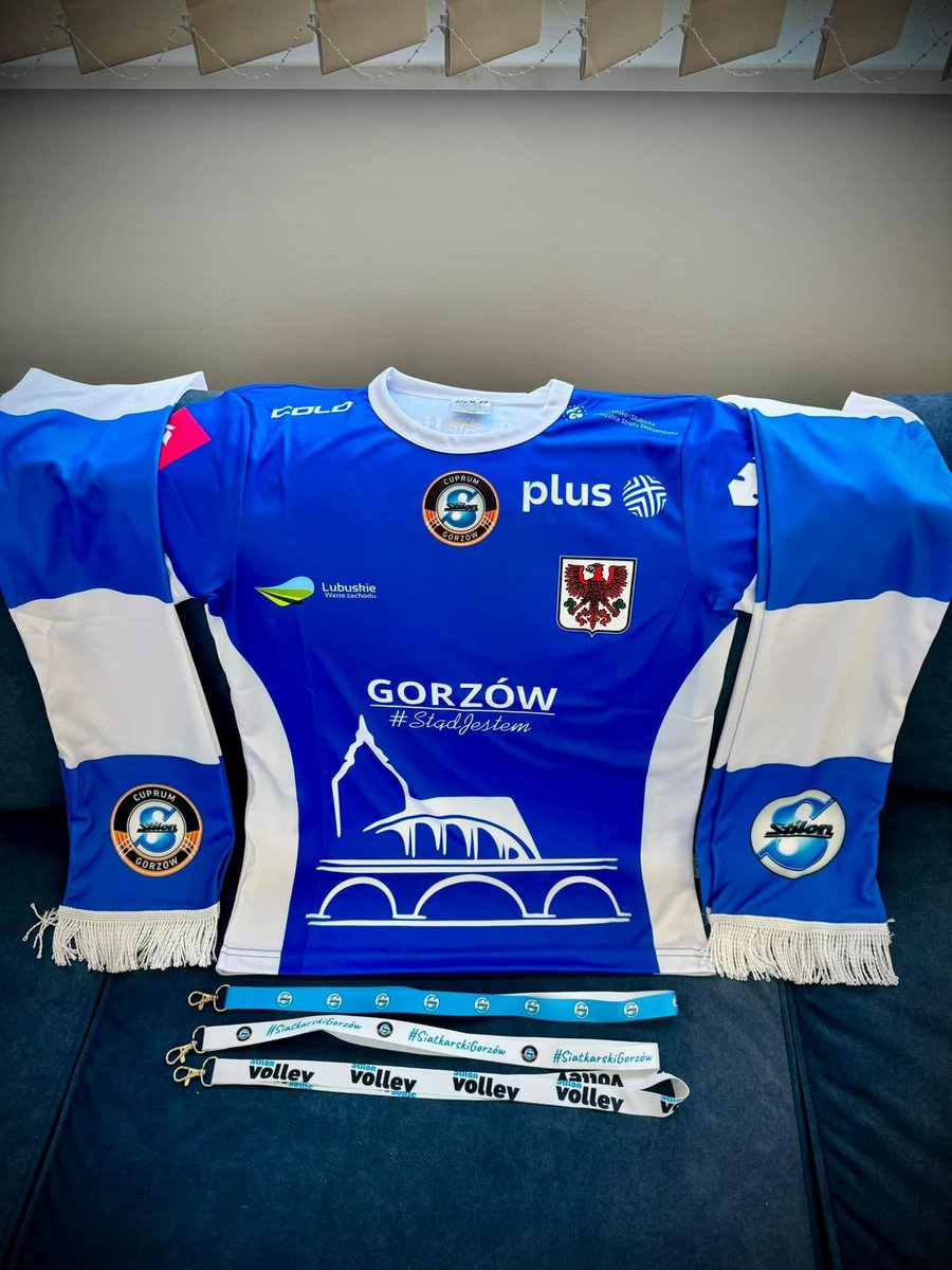 CuprumGorzow's tweet photo. Mamy dobrą wiadomość dla kibiców.
Już jutro przed meczem Cuprum Stilon Gorzów - Ślepsk Malow Suwałki będziecie mogli kupić nasze 🔵⚪️ 𝗚𝗮𝗱𝘇̇𝗲𝘁𝘆: koszulki, smycze i szaliki.
Bilety: https://t.co/seQaK1ljCn
#PlusLiga #Cuprum #Stilon #GorzowStadJestem https://t.co/AkBYtvHtXy