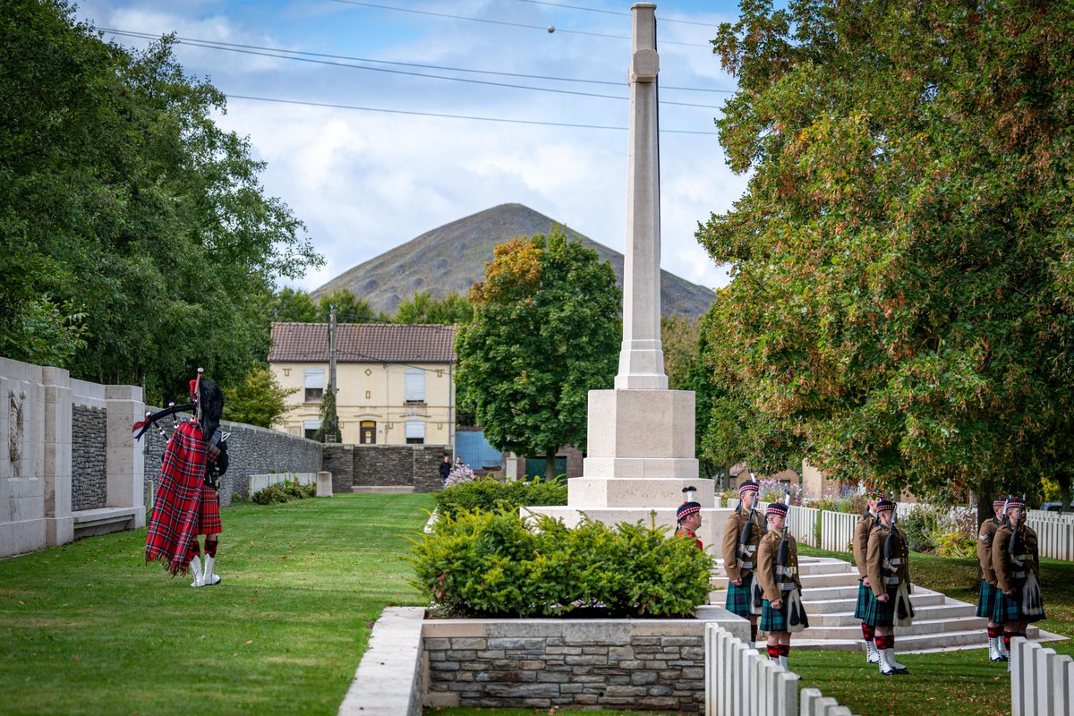 Today we honour the memory of two unknown Scottish soldiers who bravely fought and fell during World War One. They were laid to rest this week in the British War Cemetery in Loos, France, with around 40 others. (1/3)