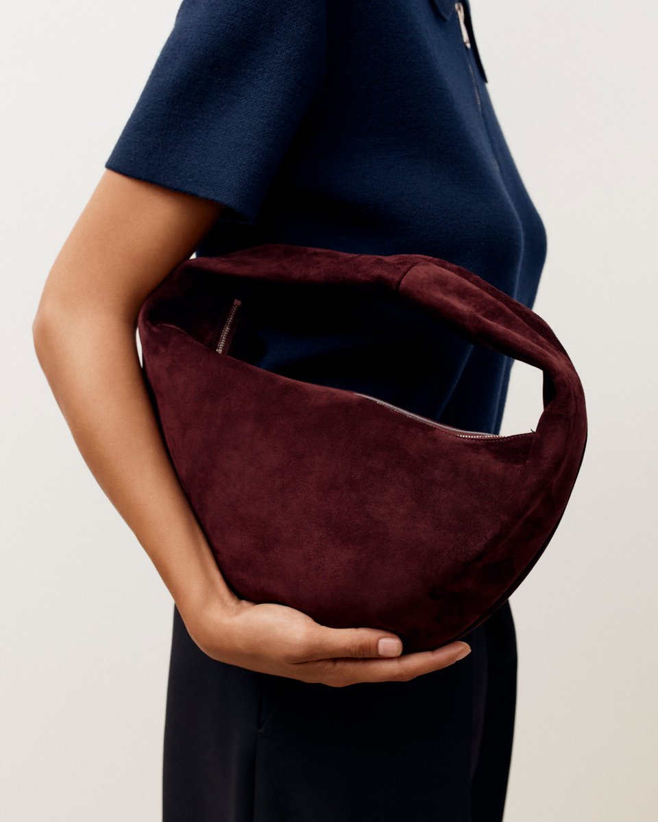 Ounass's tweet photo. Casual Chic: Upgrade your everyday style with Khaite - look to ensembles that merge comfort and sophistication.
أيّامُك الأنيقة: ابتكري أروع الإطلالات مع تصاميم كيت - ممزوجة بالرقيّ والراحة. https://t.co/RMPU63cLgT