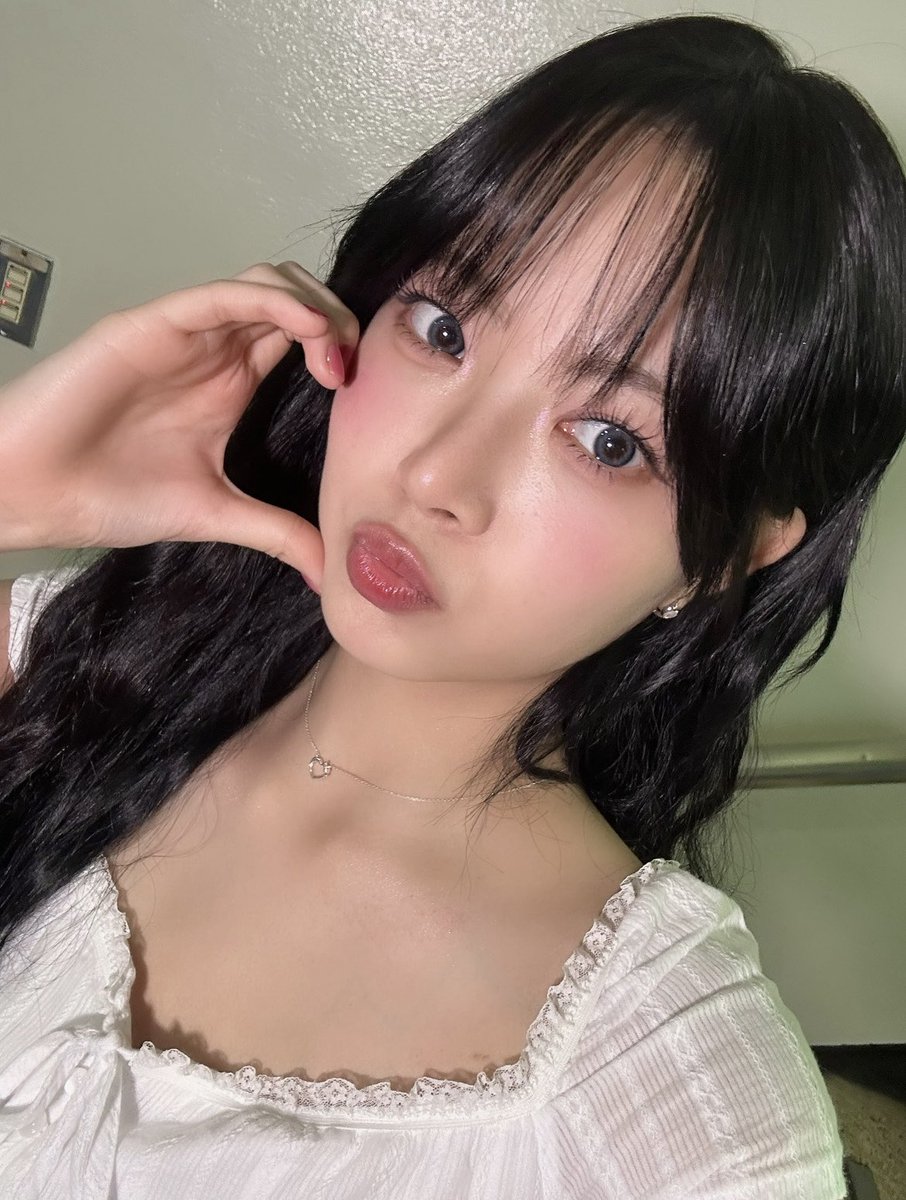 eunchaehours's tweet photo. thank you for lightning up my friday for the last year and 7 months 

THANK YOU BABY MC EUNCHAE
#은채의_모든스타일기를_응원해요
#MCHongEunchae_ThankYou
#피어나의영원한아기은행장 https://t.co/QqzfnmYhvM