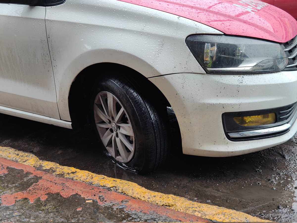 Aaronhdzg's tweet photo. #ULTIMAHORA el saldo de este socavón son ya 5 autos ubicado en Norte 27-A y eje 5 norte en la @AlcaldiaGam  @VecinosVallejo,patrulla de la  @SSC_CDMX ya abanderando la lateral dirección vallejo, precauciones al tomar el carril del @MetrobusCDMX no detiene la marcha. https://t.co/RzZlS8Qvy9