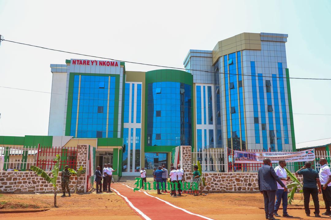 IntumwaNews's tweet image. Ce vendredi le 27/9/2024, le Chef de l'Etat Evariste Ndayishimiye a inauguré différentes infrastructures dans la nouvelle province de #Burunga dont le bureau provincial de Rutana, l'agence de #BCAB Gihofi et l'agence @bancobu de Rutana #Burundi