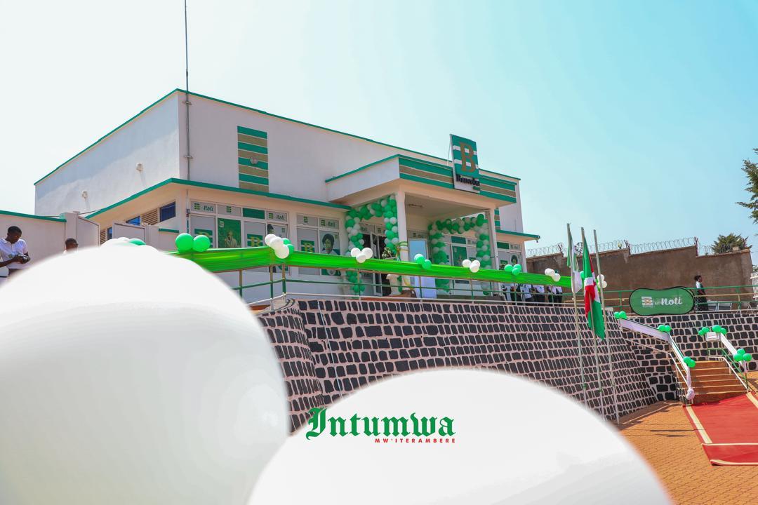 IntumwaNews's tweet image. Ce vendredi le 27/9/2024, le Chef de l'Etat Evariste Ndayishimiye a inauguré différentes infrastructures dans la nouvelle province de #Burunga dont le bureau provincial de Rutana, l'agence de #BCAB Gihofi et l'agence @bancobu de Rutana #Burundi