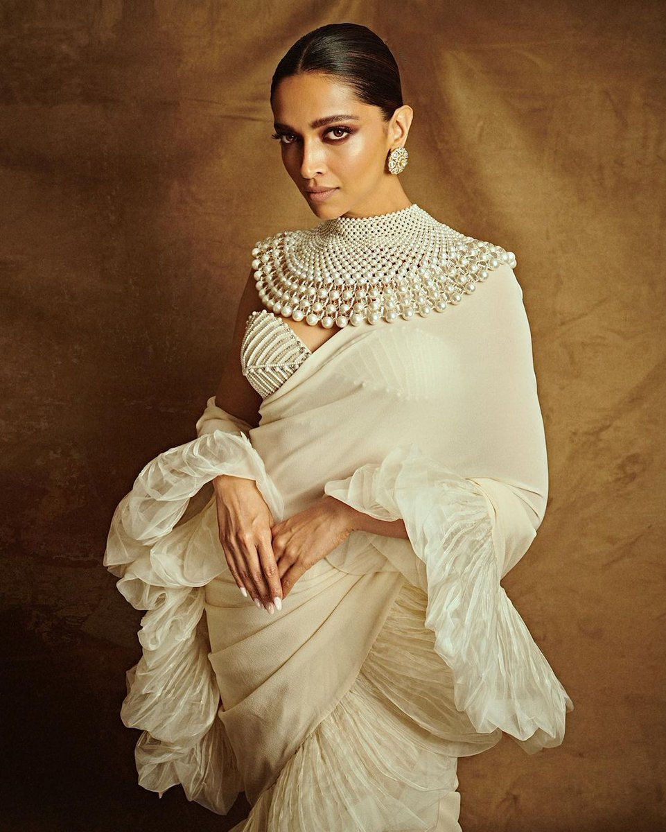 VOGUEIndia's tweet photo. #AliBhatt, #JanhviKapoor and more stars are giving a cool twist to grandma pearls.
Tap to see: https://t.co/QClpAMER4a https://t.co/AMcmMWnuqg