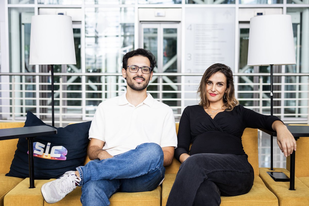 gustavoritocarv's tweet photo. Regressou o Humor À Primeira Vista, agora semanalmente e com algumas novidades

Esta semana conversei com o @Rui_Mirama sobre os premiados nos Emmys 2024

E como amanhã se estreia no palco do Campo Pequeno, a Mariana Cabral (Bumba na Fofinha) passou pela primeira vez no podcast https://t.co/r7G0STJCjk