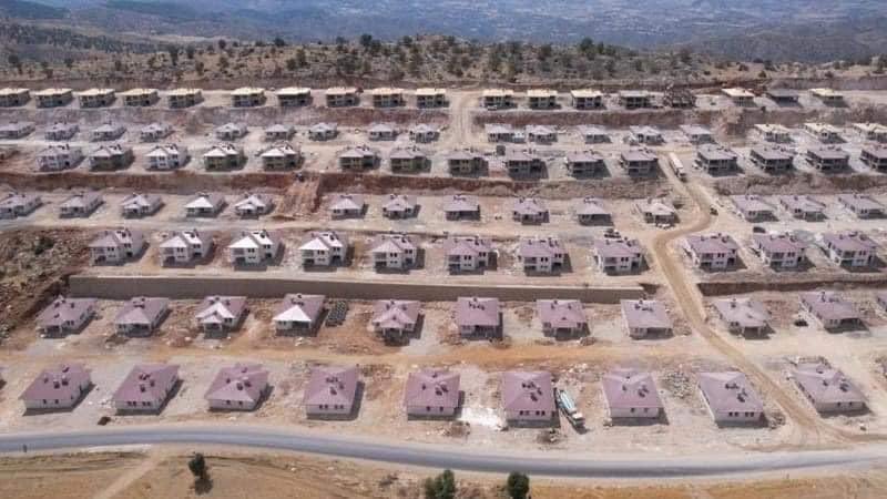 Kent Lokantaları kadar reklamı yapılmıyor ama, Adıyaman’da yaklaşık 400 köyde yapımı süren 10 bin 600 köy evi sağlam zeminlere yapımları devam ediyor.📌