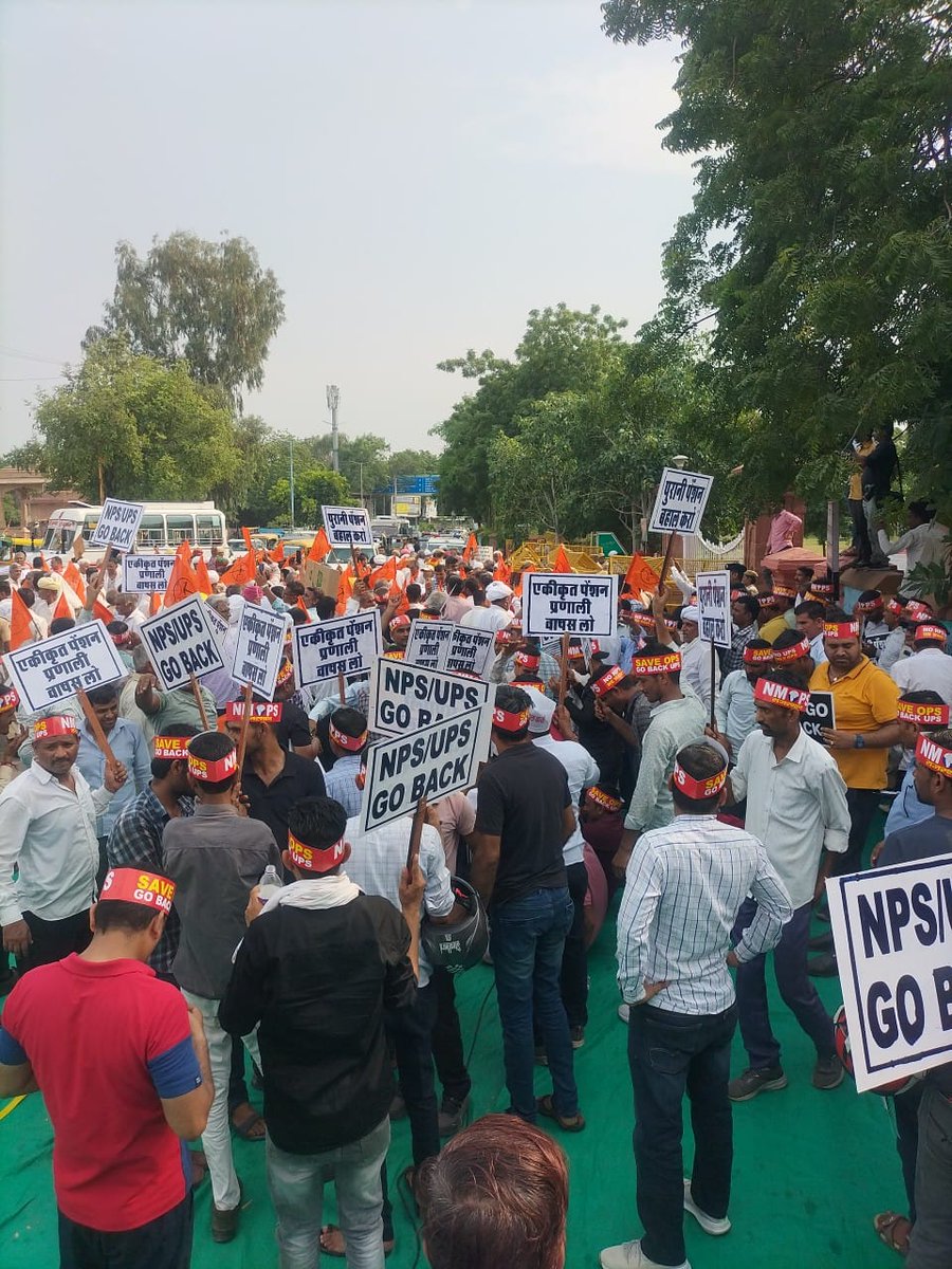 AmitKumar150284's tweet photo. नही चाहिए नई नवेली 
हमे चाहिए वही पुरानी
आक्रोश मार्च में शामिल सभी शिक्षक, कर्मचारियों की एक मांग
"पेंशन हक है ले कर रहेंगे"
No NPS No UPS 

We want only
 #OPSisOurRight https://t.co/xY1z57Albo