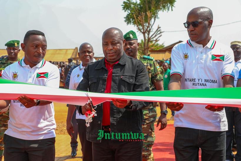 IntumwaNews's tweet image. Ce vendredi le 27/9/2024, le Chef de l'Etat Evariste Ndayishimiye a inauguré différentes infrastructures dans la nouvelle province de #Burunga dont le bureau provincial de Rutana, l'agence de #BCAB Gihofi et l'agence @bancobu de Rutana #Burundi