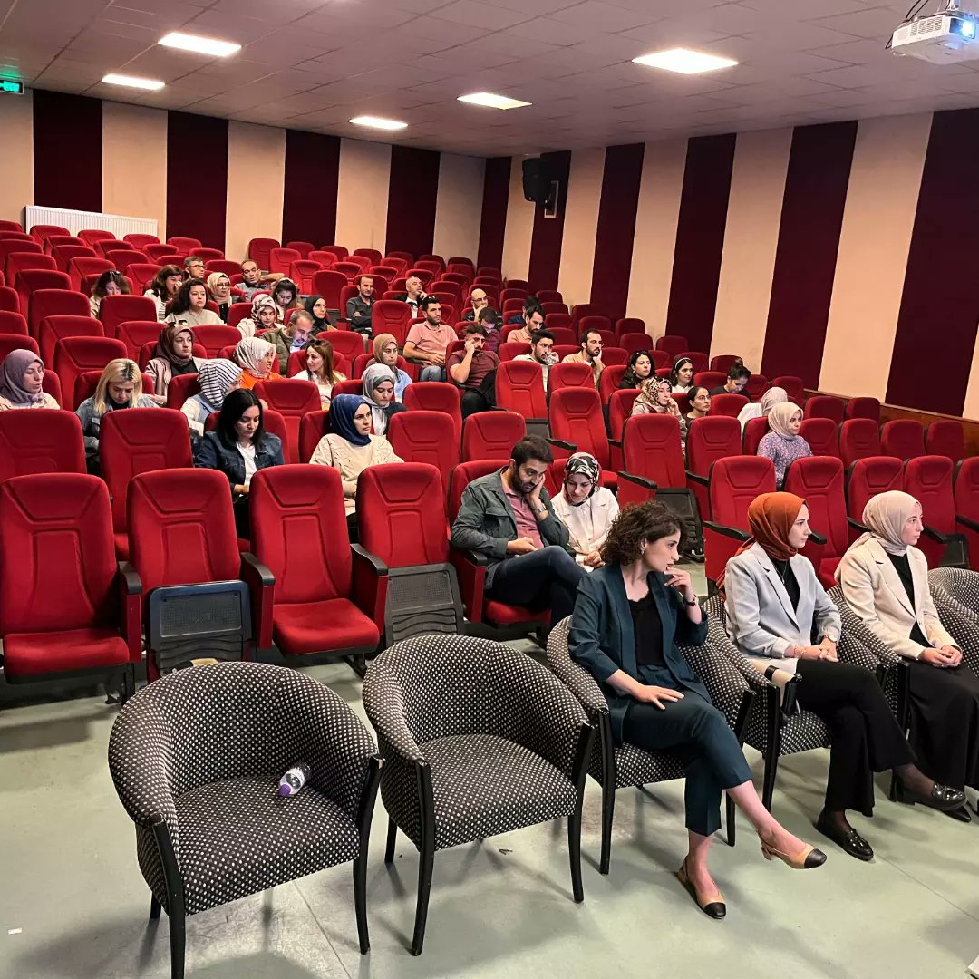ilce_milli's tweet photo. Şube Müdürlerimiz Mehmet Ali Keleş ve Turgut Karakuş, Mesleki ve Teknik Anadolu Lisesi Konferans Salonunda yapılan Rehber Öğretmenler toplantısına katıldılar.

@miracsunnetci 
@DervisOzcal 
@TC_Bolvadin 
@afyonilmem https://t.co/TVryQwlmab