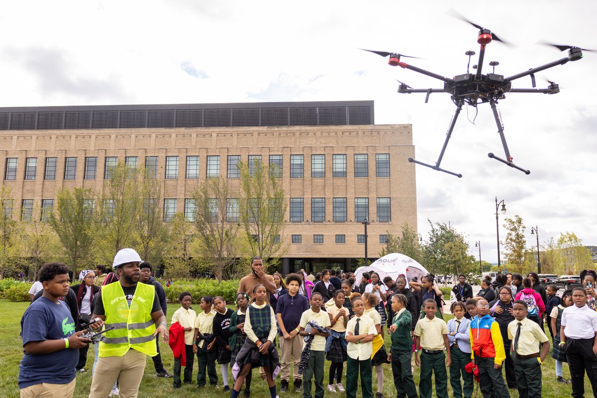 MichiganCentral's tweet image. #Detroit students had an exciting day flying drones and learning about #aerialtech, photography, and mapping during our 2nd annual Youth Drone Demo Day. Hosted by CODE313, @Newlab, and #MichiganCentral, the event highlighted their commitment to inspiring young minds with a…