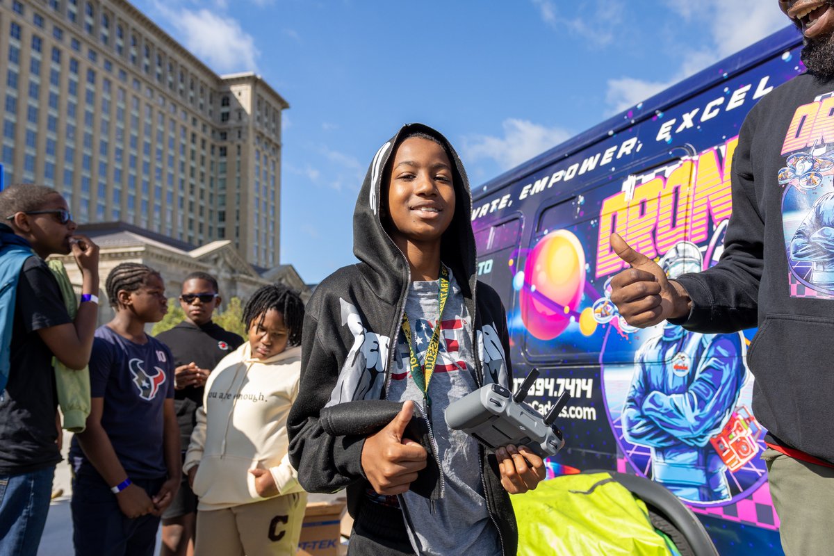 MichiganCentral's tweet image. #Detroit students had an exciting day flying drones and learning about #aerialtech, photography, and mapping during our 2nd annual Youth Drone Demo Day. Hosted by CODE313, @Newlab, and #MichiganCentral, the event highlighted their commitment to inspiring young minds with a…