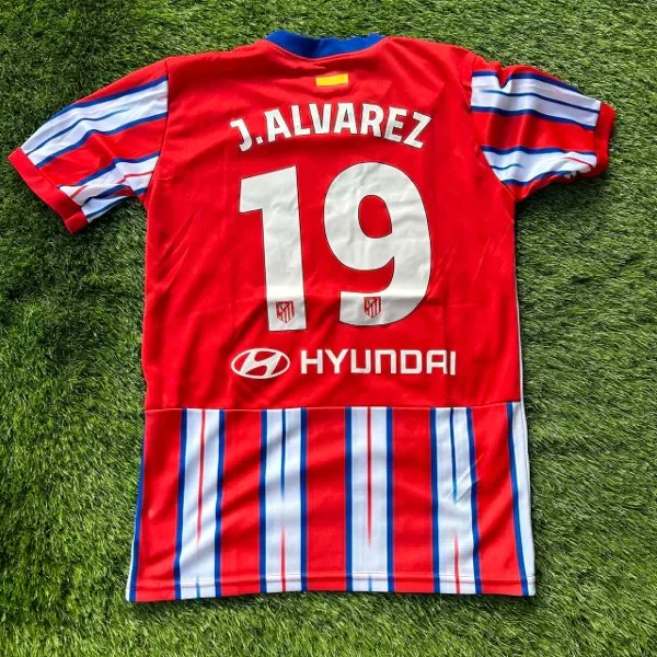 SLDeporte's tweet photo. #SORTEOINTERNACIONAL | Con motivo del #DerbiMadrileño os traemos la camiseta de Julián Álvarez 🕷️
Requisitos para participar
✅Seguir a @Giijonx y @SLDeporte (Es una colaboración entre ambos)
🔁Dar RT al tuit
El ganador se publicará cuando ambas cuentas lleguen a 7k seguidores https://t.co/ktE0rIfde0