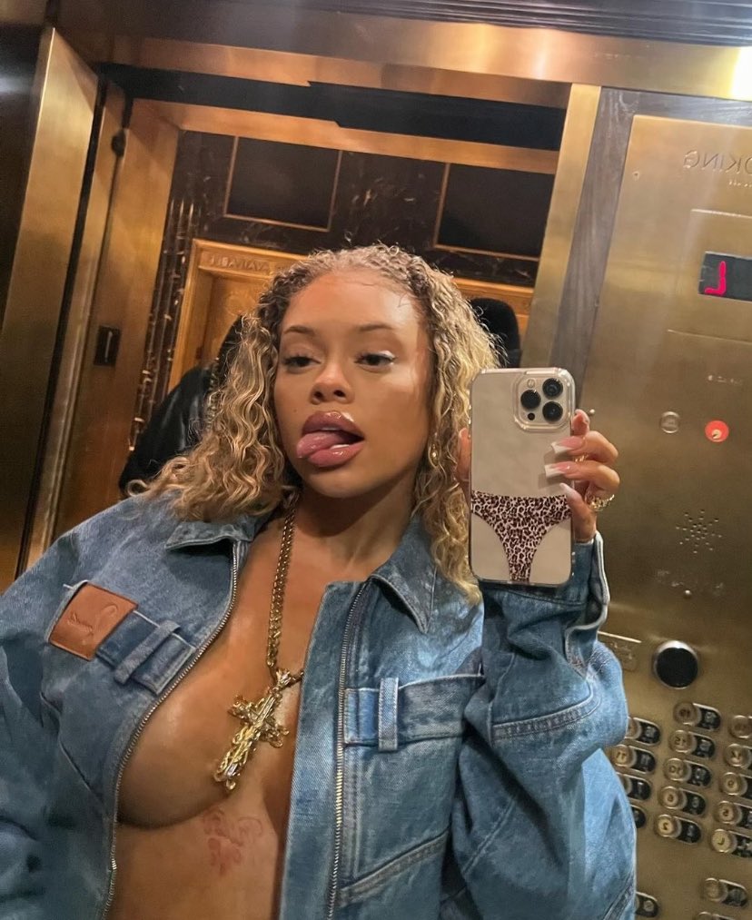 Ethiomari's tweet photo. this mirror selfie of Latto. https://t.co/ufT1XHRxfC