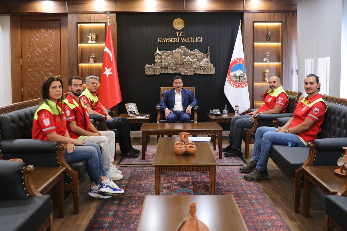 Sayın Valimiz Gökmen ÇİÇEK' i Makamında ziyaret ederek yapılan faaliyetler konusunda bilgiler arzedilmiştir. Her zaman yanımızda olmasından desteklerinden dolayı teşekkür ederiz.
@kayseri_valiligi 
@valigokmencicek_ 
<a href="/AfadKayseri/">AFAD KAYSERİ</a>