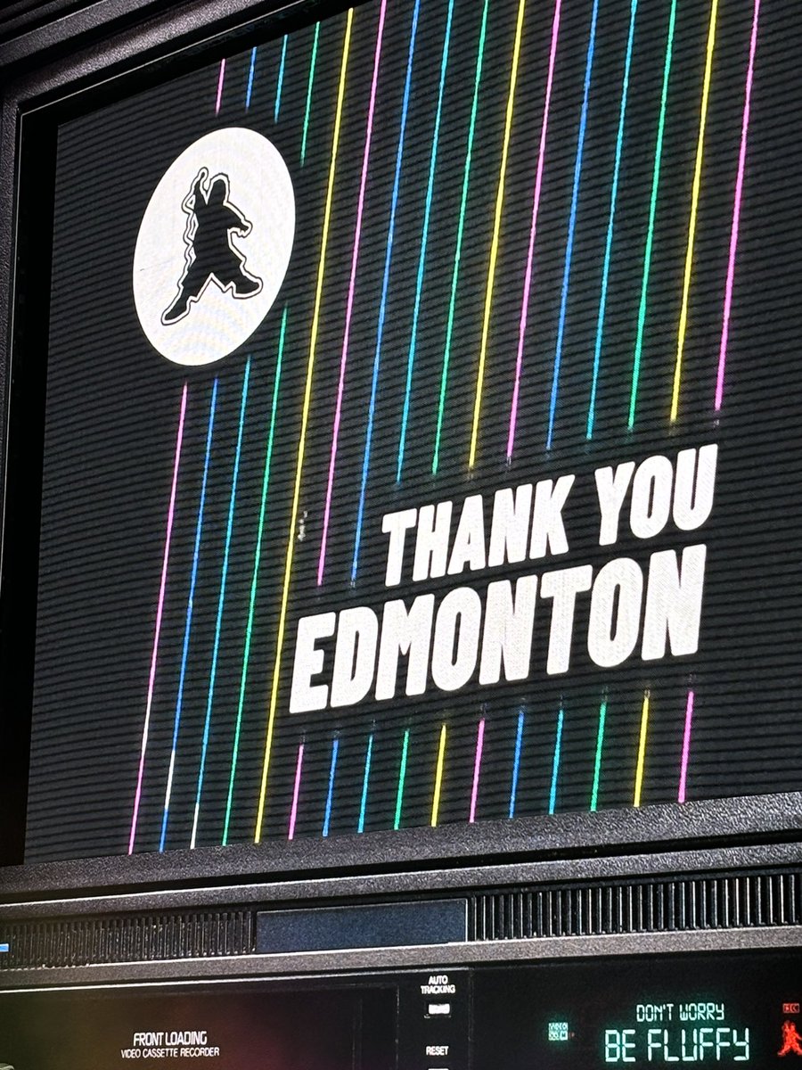 Jedi_Lisa's tweet photo. @fluffyguy Yo!! Had an awesome time at your show! First time seeing you live!! Thank you for coming to Edmonton!! https://t.co/PrDj1bz3cj