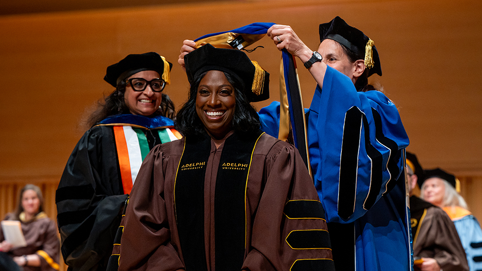AdelphiU's tweet image. “I realized those kids needed a voice and I decided to become that voice.” Alicia Wilson, PhD ’24, left her job in mental health to become a leader in the social work profession. ow.ly/Wm0C50TviEQ #ExtraordinaryAdelphi #ExtraordinaryStory