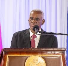 jorchejb's tweet photo. Je demande à tous les compatriotes d’ici et d’ailleurs de cesser de partager sur les réseaux sociaux le malheureux incident protocolaire qui est arrivé au président du conseil de transition, Edgard Leblanc Fils. Concentrons-nous plutôt sur le sens et l’essentiel du discours historique prononcé par l’ancien sénateur. Aux chefs de l’exécutif, il est grand temps de porter le focus sur l’essentiel de ce moment politique difficile. Nous avons plus que jamais besoin de plus d’harmonie au plus haut niveau de l’État afin de maximiser les chances de réussite de cette transition politique. « Sécurité, CEP, conférence nationale, référendum, élections. »