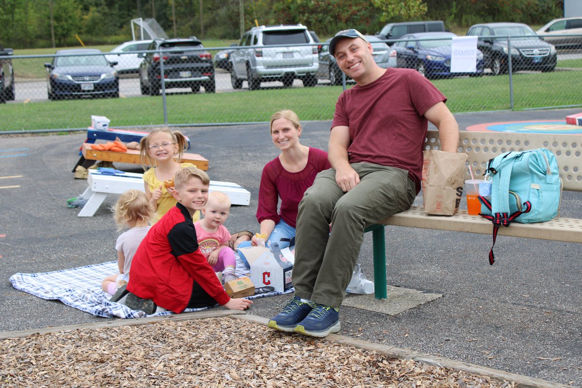 MidviewWest's tweet photo. Thank you to all of our students and families who joined us for our Fourth Grade Picnic on the Playground event! 🛝 https://t.co/h4BFApVypE