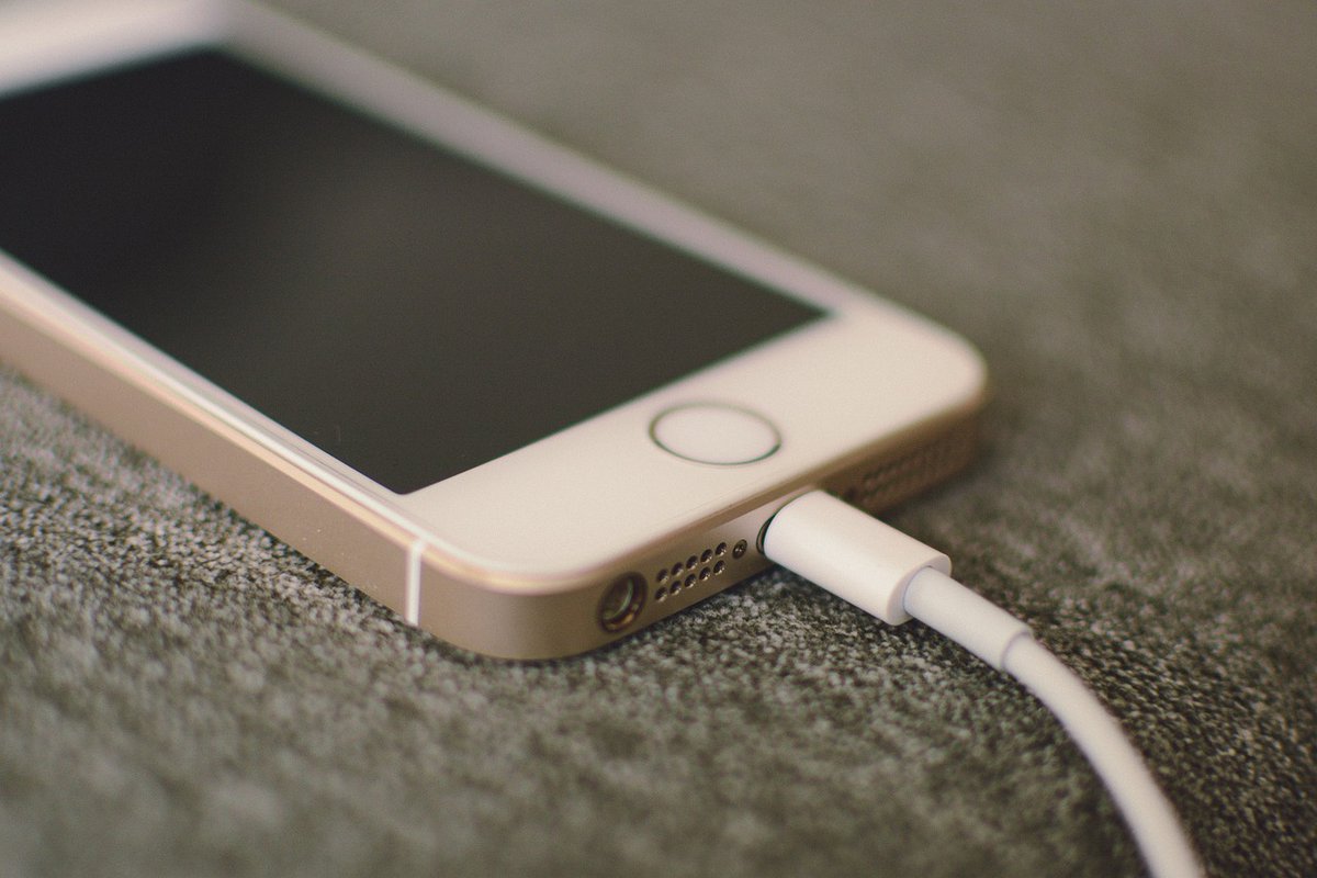 DerbyshireFRS's tweet photo. This #StudentFireSafetyWeek we’re sharing tips to help you stay fire safe while enjoying uni life!
🔌Don't overload sockets & extension leads
❌Switch off equipment like chargers & hair straighteners when not in use
📱 Don't charge devices on soft furnishings or under pillows https://t.co/0s8EqtUsB1