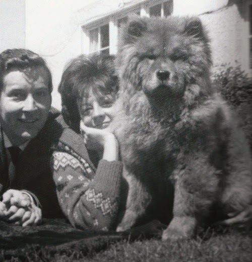 RIP Dame Maggie Smith (1934 - 2024) 💔

Throwback to the 1960s: a lovely photo of Kenneth Williams, Dame Maggie, and a slightly grumpy Chow Chow. 

#legend