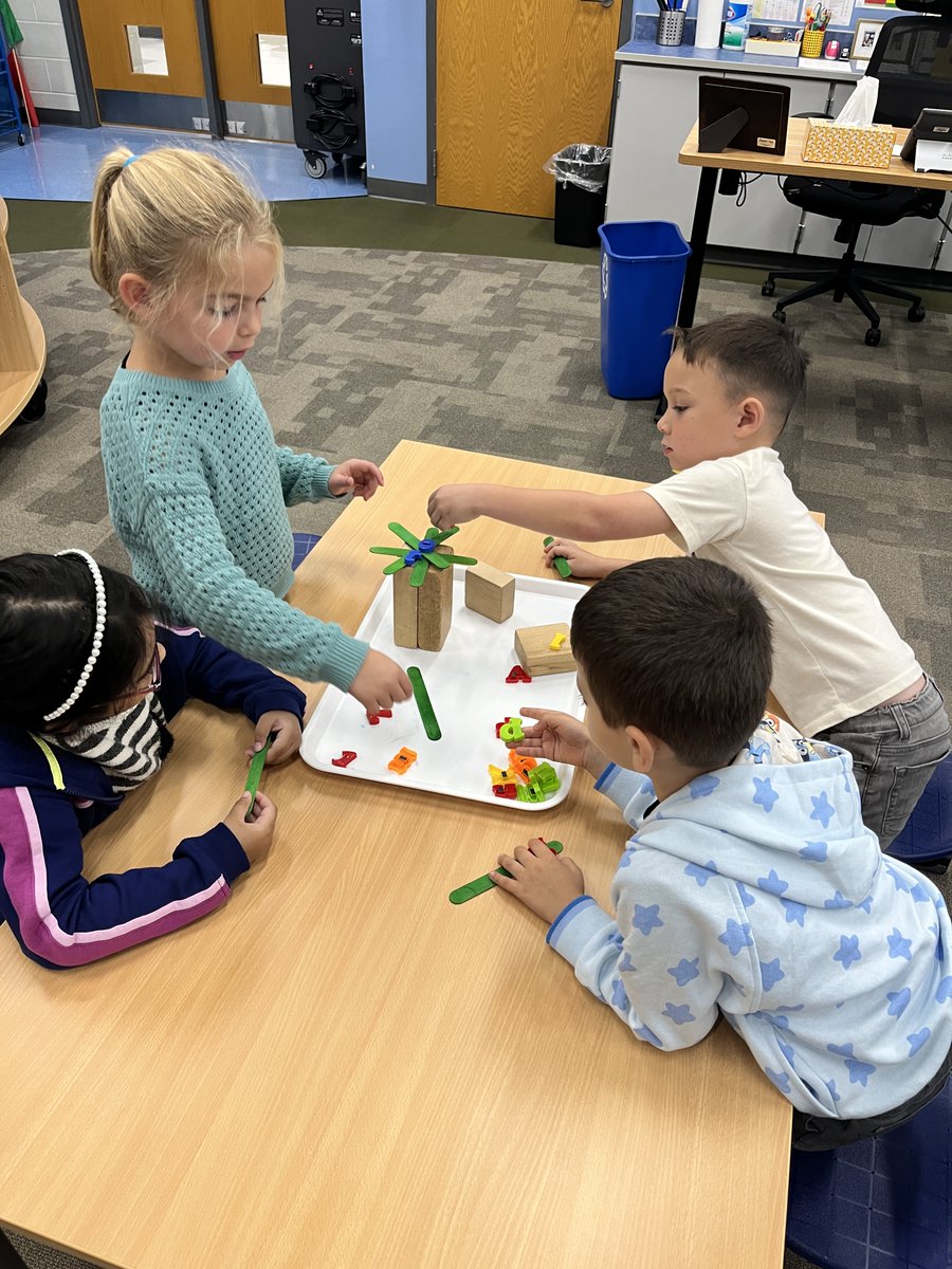 MeyerLib_SD735's tweet image. Chicka Chicka Boom Boom! K students took inspiration from the classic story and built their own letter trees, then drew them and counted how many letters they were able to fit on top! 🌴🔤