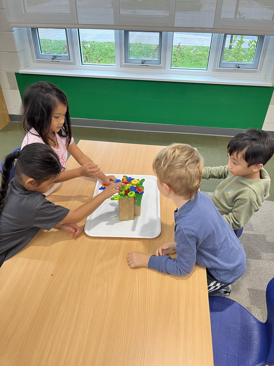 MeyerLib_SD735's tweet image. Chicka Chicka Boom Boom! K students took inspiration from the classic story and built their own letter trees, then drew them and counted how many letters they were able to fit on top! 🌴🔤