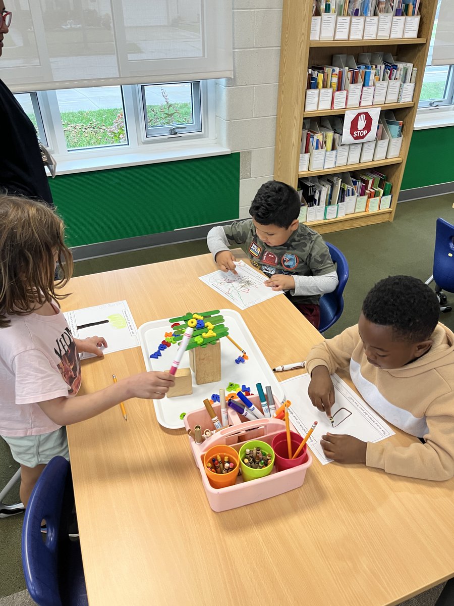 MeyerLib_SD735's tweet image. Chicka Chicka Boom Boom! K students took inspiration from the classic story and built their own letter trees, then drew them and counted how many letters they were able to fit on top! 🌴🔤