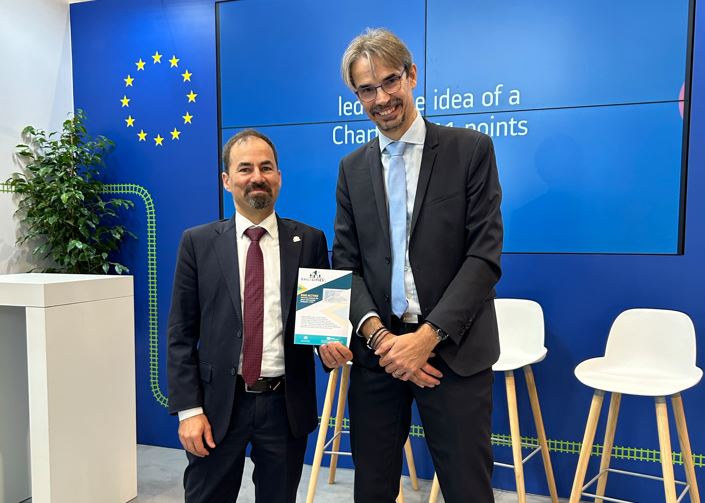 Great discussions at InnoTrans! Bertrand Minary, <a href="/uic/">UIC railways</a> Passenger Director met Mr. Giorgio Travaini, Head of Programme at <a href="/EURail_JU/">Europe's Rail JU</a> to talk about the RAIL4CITIES project, currently at its halfway point. Exciting to see its evolution! 🚄✨