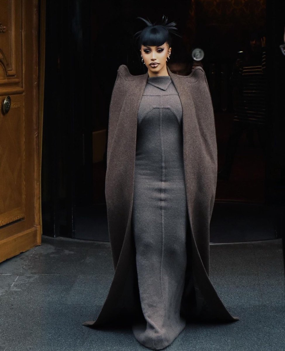 cardibarchive_'s tweet image. Cardi B in Rick Owens.
mugged down