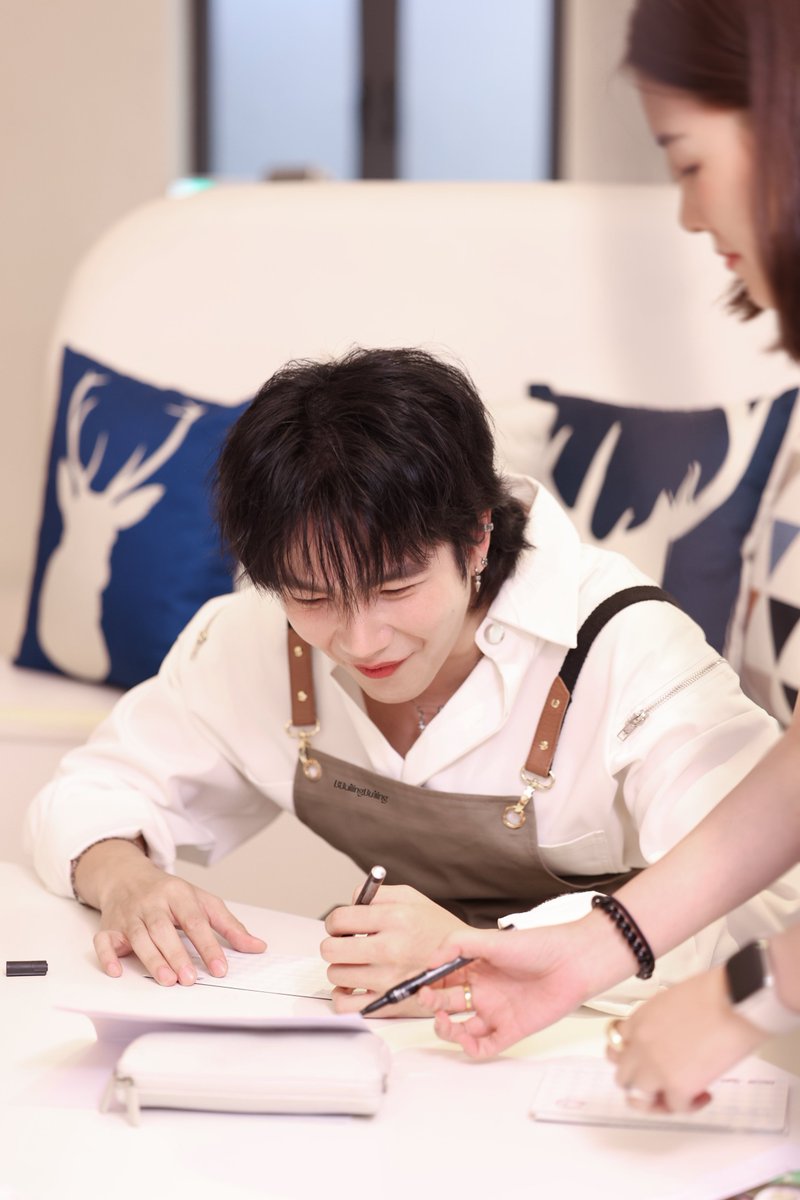 BBuilingBuiling's tweet photo. 纸短情长✍🏻
@JakeB4rever
#Storemanagerwithbiu
#BuildJakapan #Beyourluve https://t.co/lOG09J4OsX