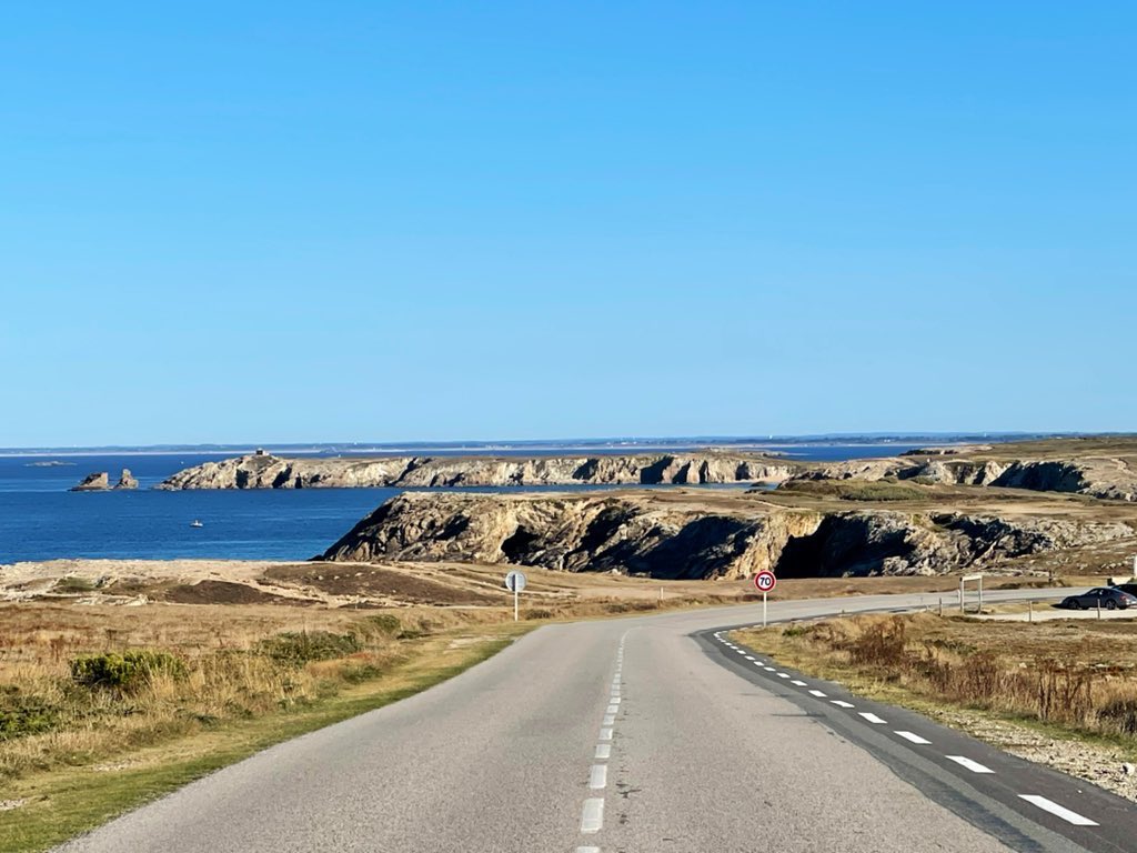 Il y a 2 ans, je suis retourné à Carnac et ses menhirs, ses plages et ses terrasses.

Dans le tourbillon du quotidien, j’avais oublié de partager mais mieux vaut tard que jamais ! 

Découvre mon article
👉  latribudechacha.com/2024/09/quelqu…

N’hésite pas à partager, où à commenter !