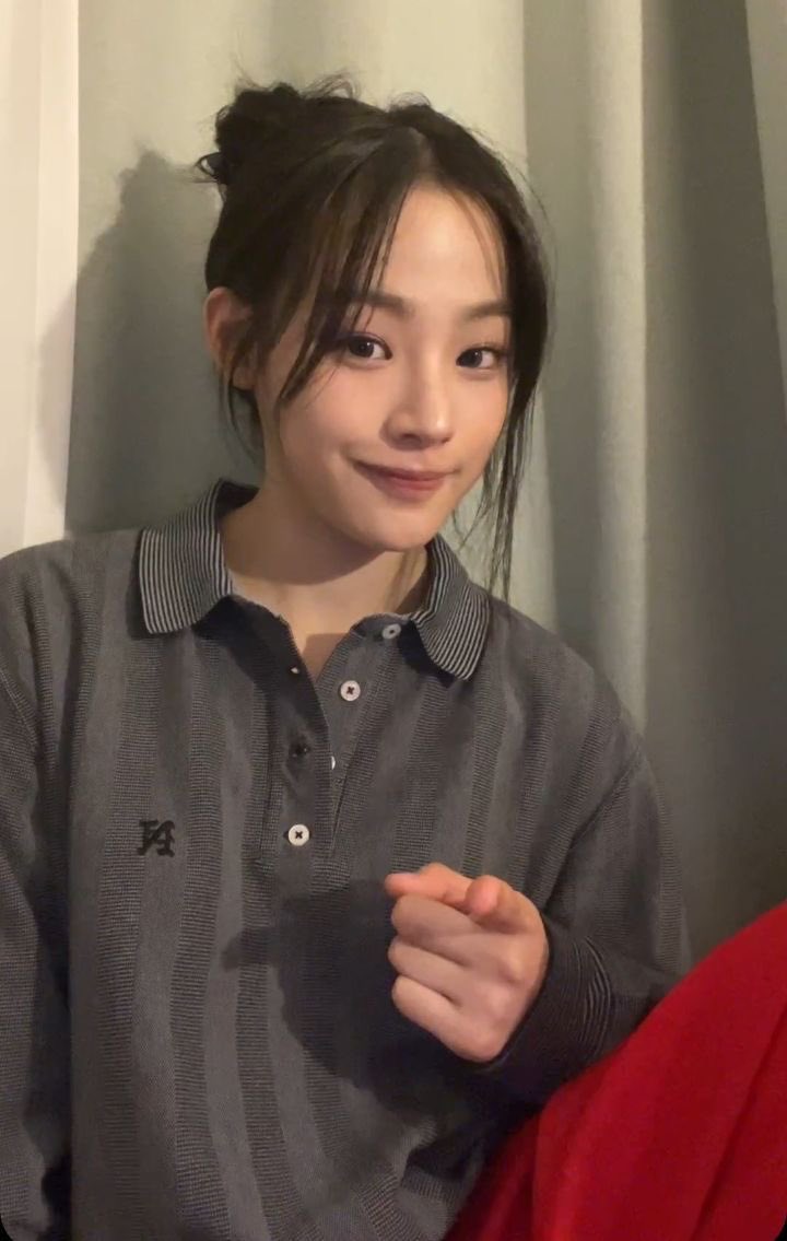 mjnwjns04z's tweet photo. There’s a member who sleeps really well even when there’s something on their mind. mhj was so amazed and asked how they do that, and the response was “I sleep because I have a performance tomorrow, so I need to follow the schedule.” 

😭this is funny we know who it is https://t.co/CUVquSOofv
