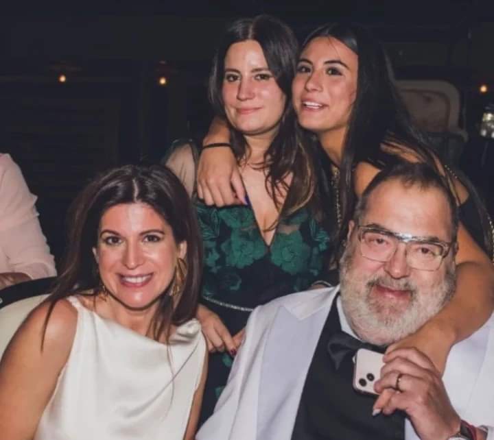DanteForesi's tweet photo. Una fortuna amasada con su sometimiento voluntario a Magnetto, capitulaciones ideológicas, operaciones de prensa y mentiras, que sólo sirvió para que su familia se arranque los ojos por migajas en el final. Pobre Jorge ¿Pobre Jorge? https://t.co/o2c7AIGTlC