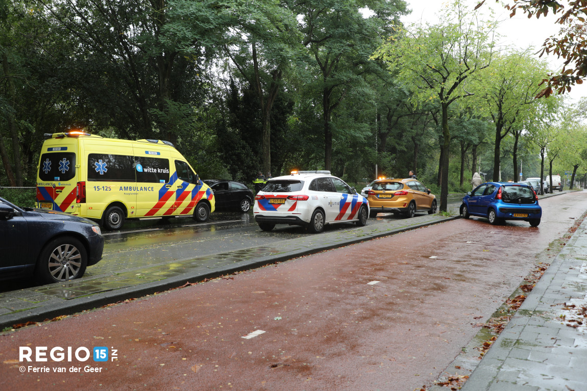 regio15's tweet photo. Nu online: bestuurster botst tegen twee auto’s en bomen bij de #Mient in #DenHaag. https://t.co/mTwaTN2VKF https://t.co/0TlGobpbN0