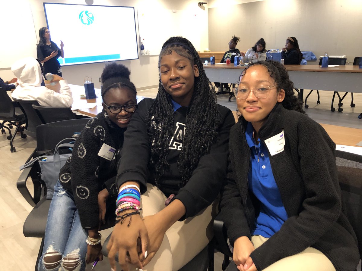 MarkSpartaFACHE's tweet photo. Future leaders in medicine learned about latest advances in minimally invasive surgery &amp; even got to practice on a state-of-the-art surgical robot @ Hackensack University Medical Center last night! We're proud to inspire the next generation! @WomenInBio @bgcncnc @IntuitiveSurg https://t.co/ii6SpIZ2yp